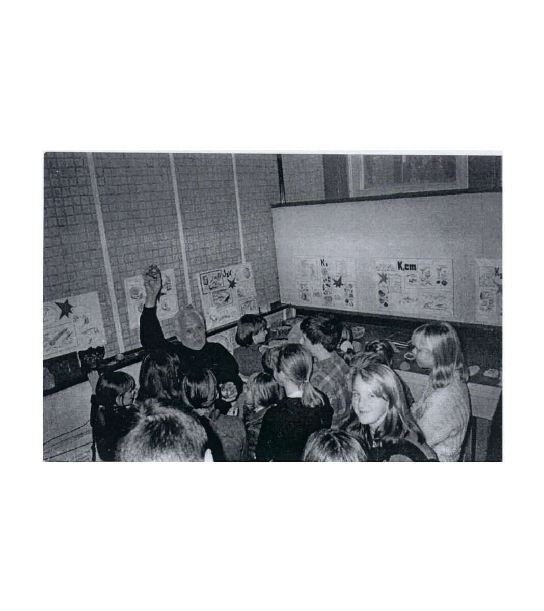 Д.С. Худяков со школьниками в музее "Не за тридевять земель"