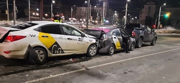Сразу 2 автомобиля Яндекс.Такси попали в ДТП