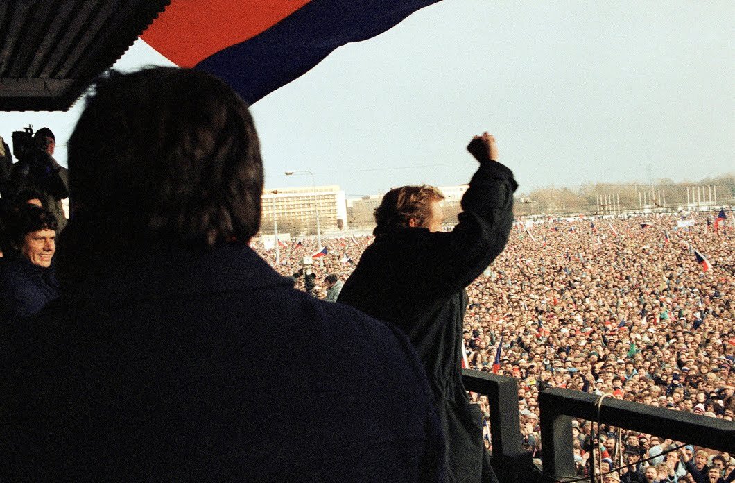 Революция в Чехословакии 1989. Бархатная революция в Чехословакии. Бархатные революции 1989. Польша 1989 бархатная революция итог. Бархатные революции в центральной и восточной европе