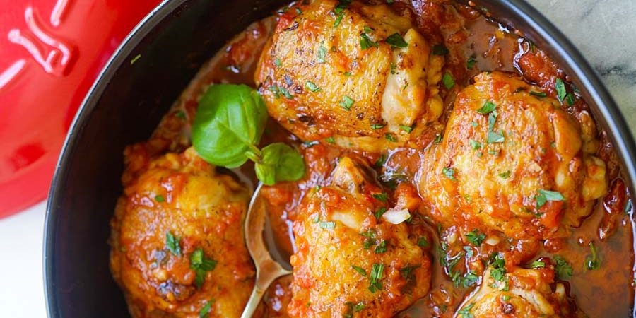 Курица, тушенная в томатном соусе