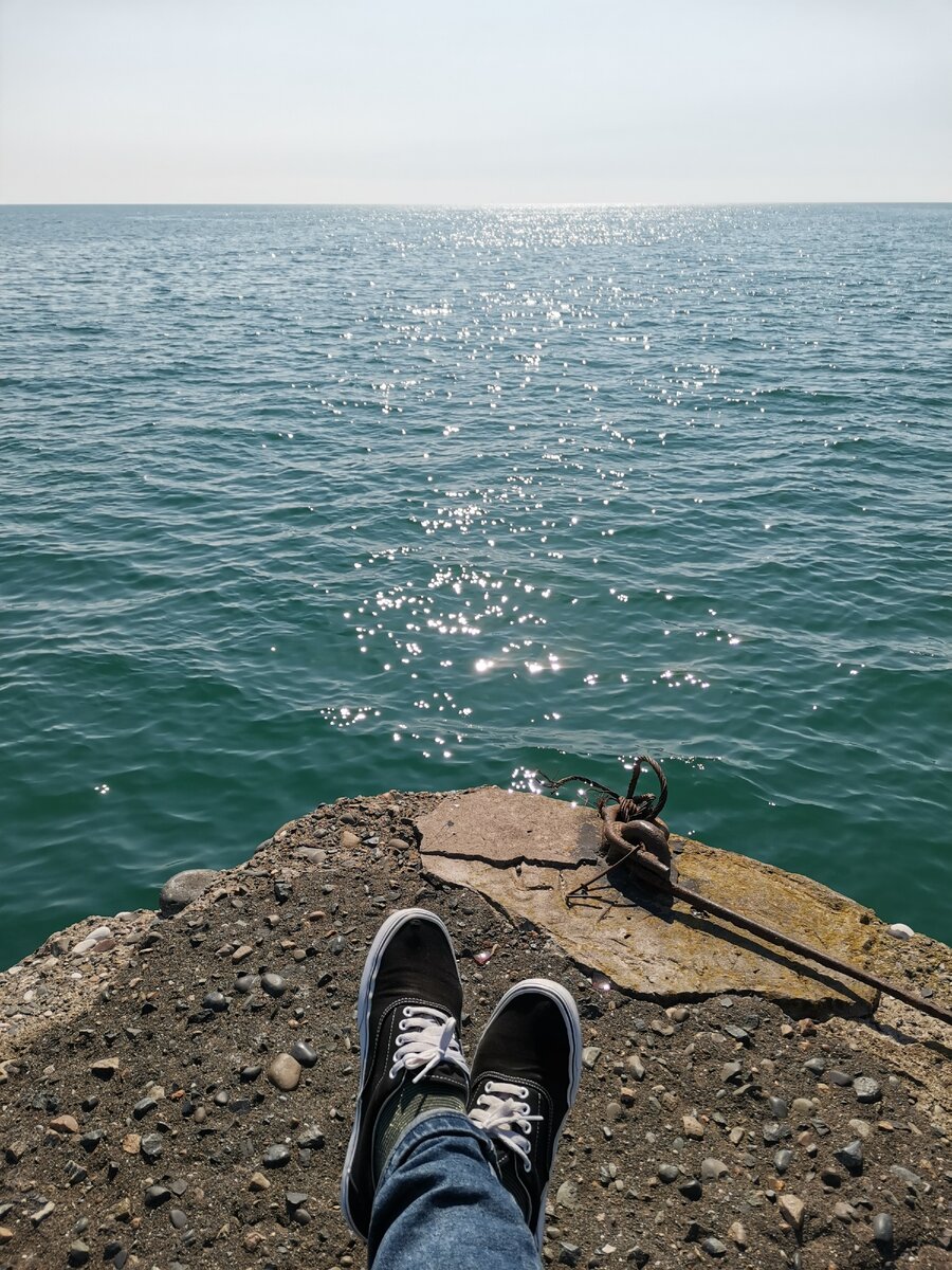 Смотрю на море, размазываю слёзы по щекам.