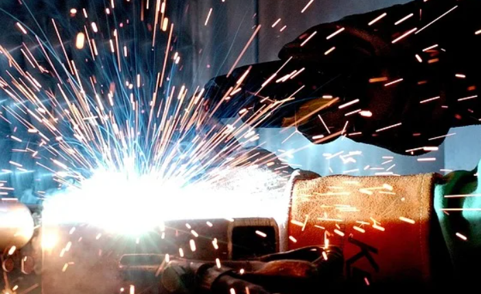 Металл сваривают