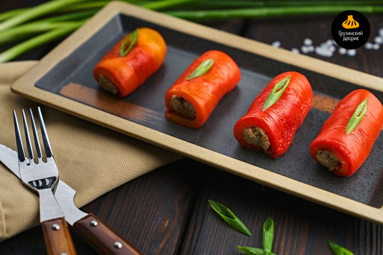 Рулеты из болгарского перца с грецким орехом 