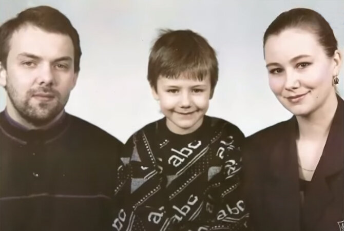 Иван Жидков с родителями. Источник:  программа "Судьба человека с Борисом Корчевниковым"