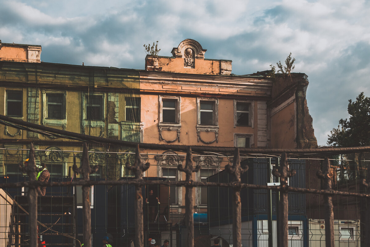 От этого особняка на Софийской Набережной до Кремля по прямой менее 200 (да-да, двухсот) метров! В таком состоянии он пребывает уже много лет