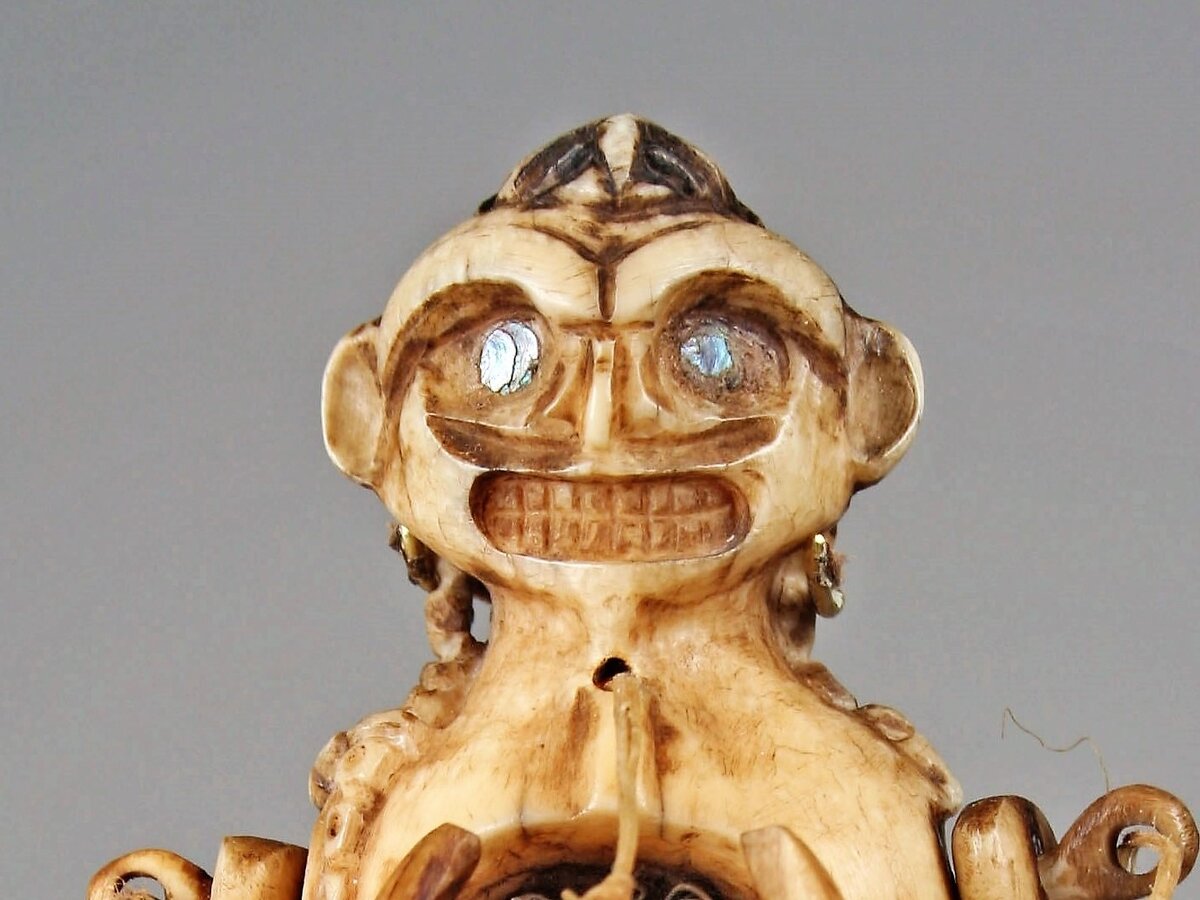 Кукла-помощник шамана, фрагмент. Тлинкиты, Аляска, начало 19 века. Кость, сухожилия, инкрустация ракушкой, растительное волокно. © Метрополитен-музей, Нью-Йорк, США 