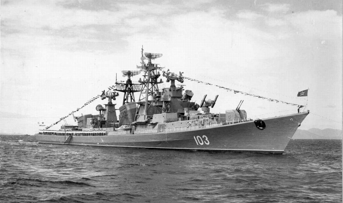 БПК "Одаренный" на параде по случаю дня флота, 28 июля 1983 года (по данным портала http://navsource.narod.ru, фото Е.Сирота)