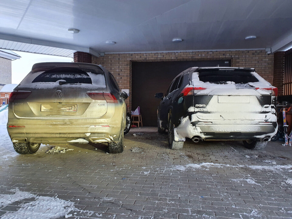 Кормы и высоты примерно одинаковы. Если быть точным, то Рафик шире Тиги всего на 1,6 см, а по высоте Раф выше на 1,2 см.