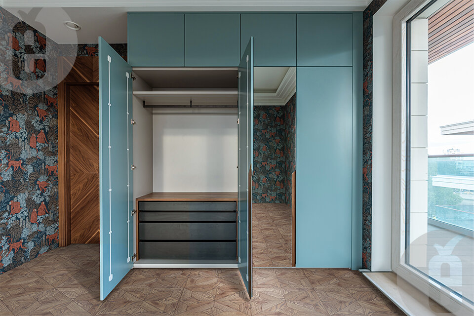 Современный дизайн просторной квартиры в Питере с авторской мебелью