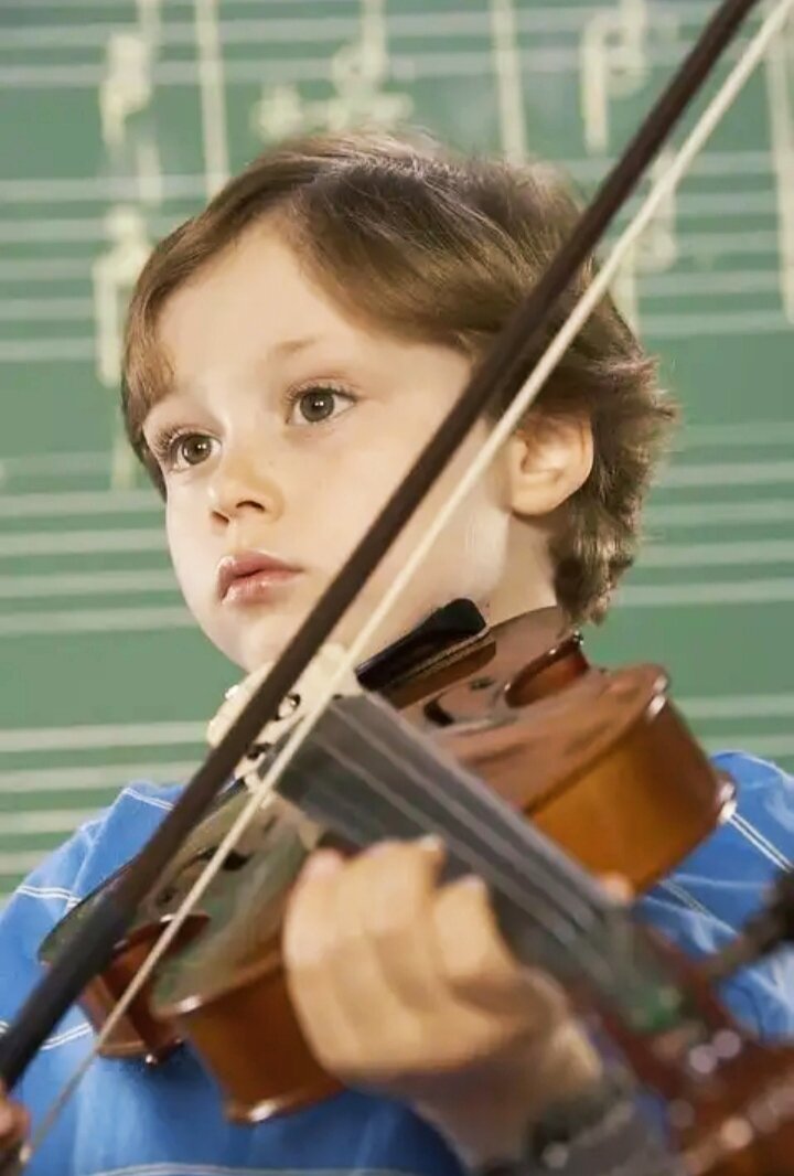 Можно ли научиться на скрипке. Мальчик со скрипкой. Скрипка для детей. Маленький скрипач.