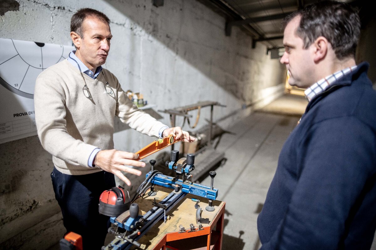 Эта фото сделана на фабрике Zoli - Паоло Золи, владелец в испытательной галерее