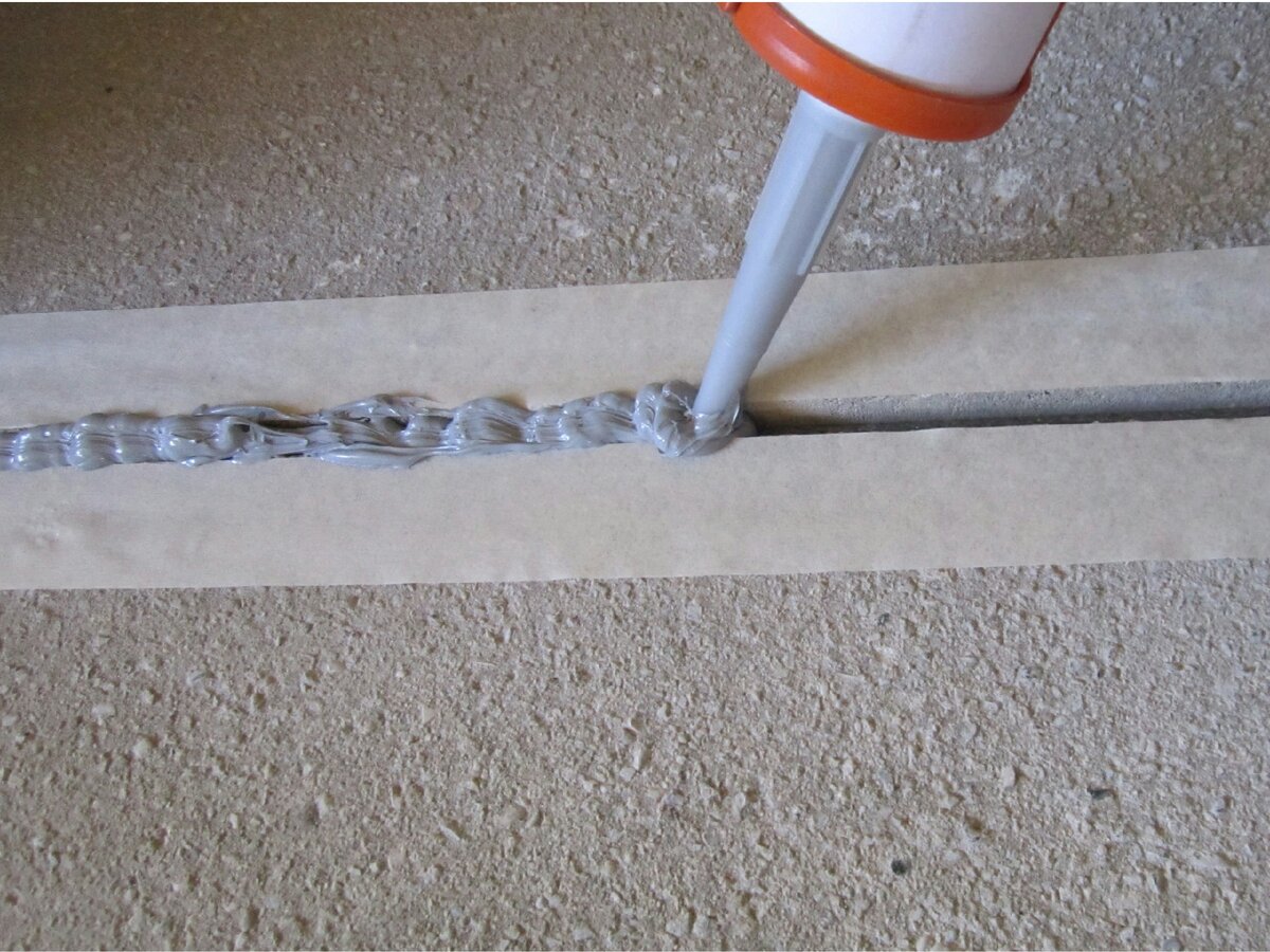 Для заделки трещин в стяжке удобно использовать быстросохнущие смеси