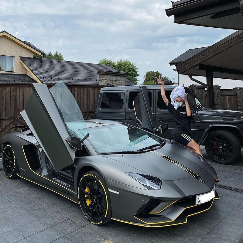 Lamborghini Aventador Насти Ивлеевой, она далее.