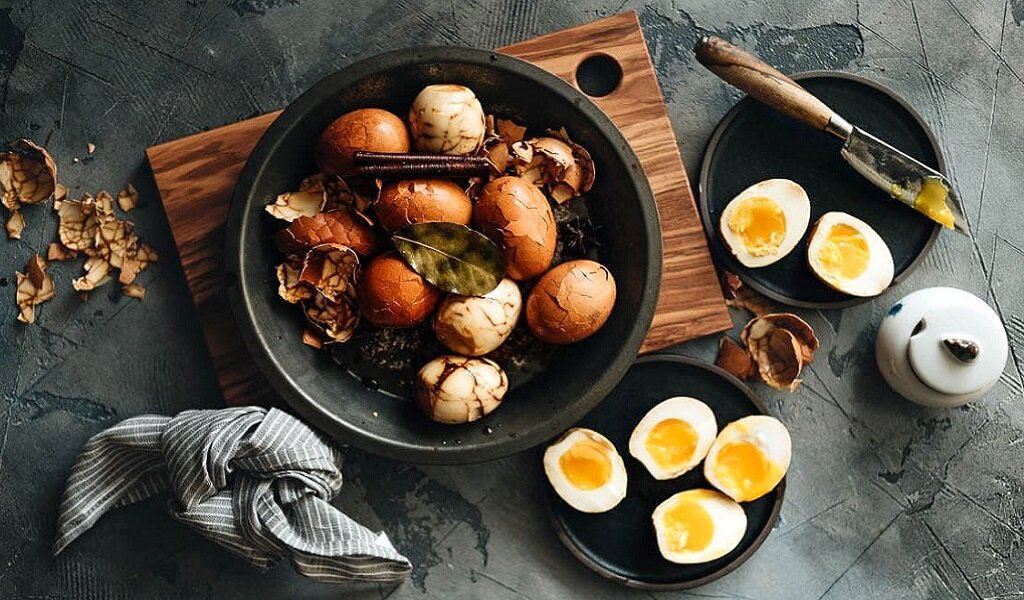 Для канала С.Пудовъ: Рецепт. Китайские чайные или мраморные яйца - яйца можно сварить вкрутую, но можно и всмятку.