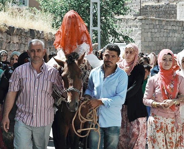 Невесту забирают в дом жениха