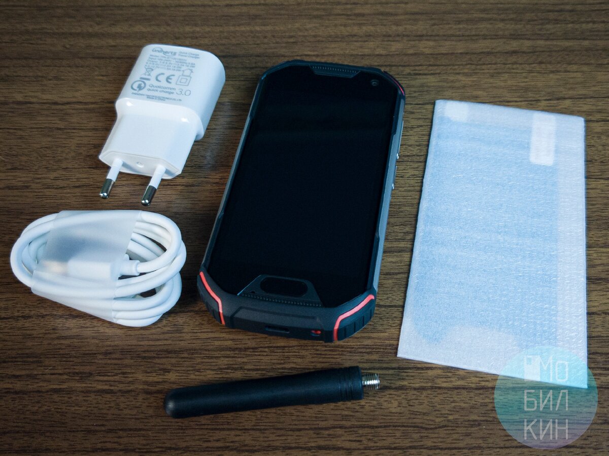 Комплектация: смартфон, блок питания 18 Вт, кабель USB Type-C, защитная плёнка, внешняя антенна (в версии XL) 