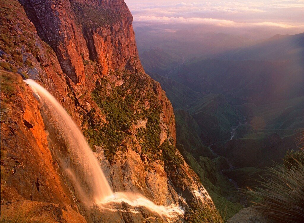 Самый высокий водопад в северной африке. Водопад Тугела. Водопад Тугела в Африке. Драконовы горы водопад Тугела. Джили Тугела водопад.