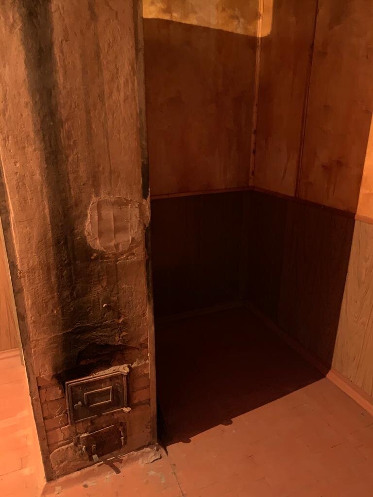 Внутри печь уже вся забилась сажей, от этого дымит.