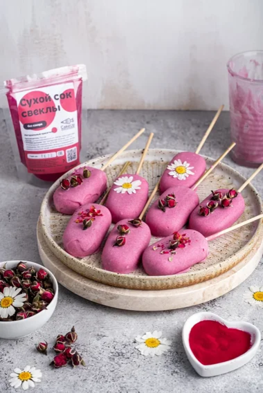 Если поэкспериментировать с количеством добавляемого красителя в мусс и глазурь, то можно получить нежные или более насыщенные оттенки