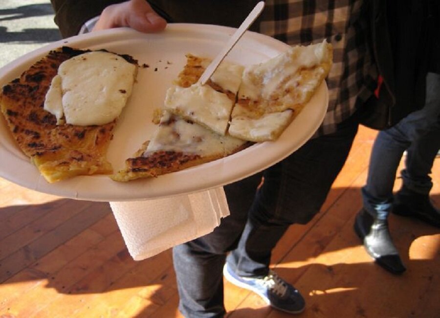 С.Пудовъ:  Фарината или лигурийский блин из нутовой муки, как итальянский street-food - подается с растопленным сливочным сыром.