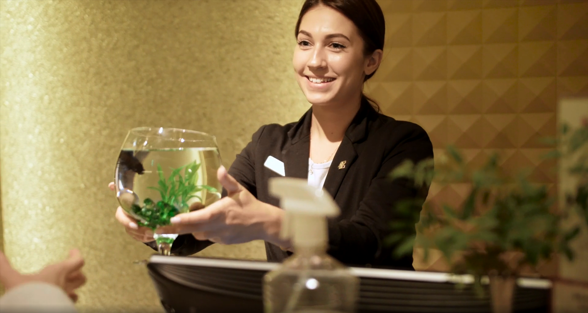 Татьяна Онучина, лучший сотрудник СПиР в регионе в 2020 году, вручает рыбку гостье