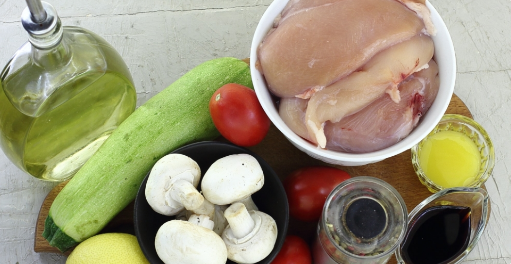 Подготовить все продукты из данного рецепта.Куриное филе лучше всего использовать охлажденное. Если филе в морозилке, заранее достаньте его и разморозьте на полке холодильника.Вместо кабачков подойдут цукини. Замариновать курицу можно своим любимым маринадом.