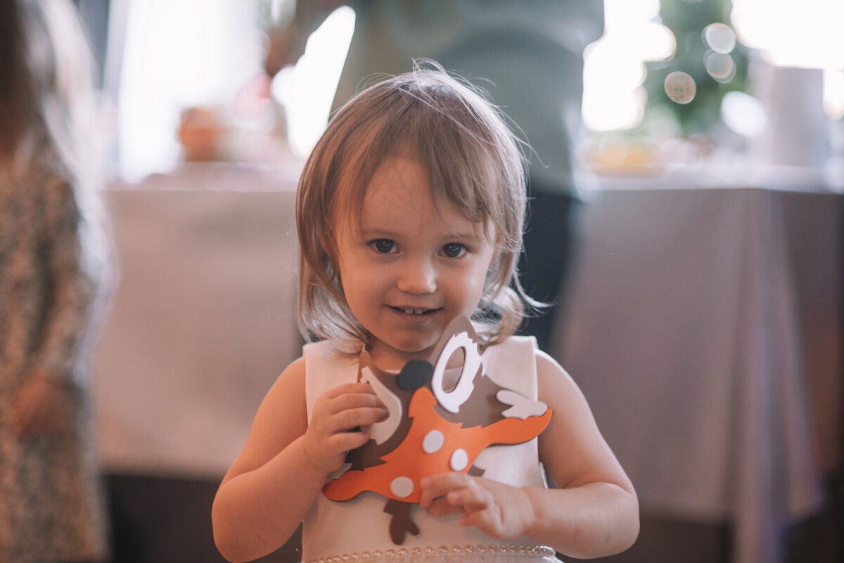 Доча с маской оленёнка