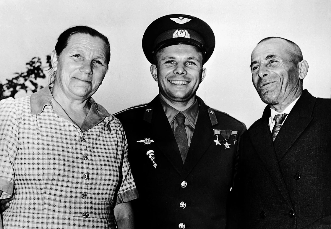 Юрий с родителями.