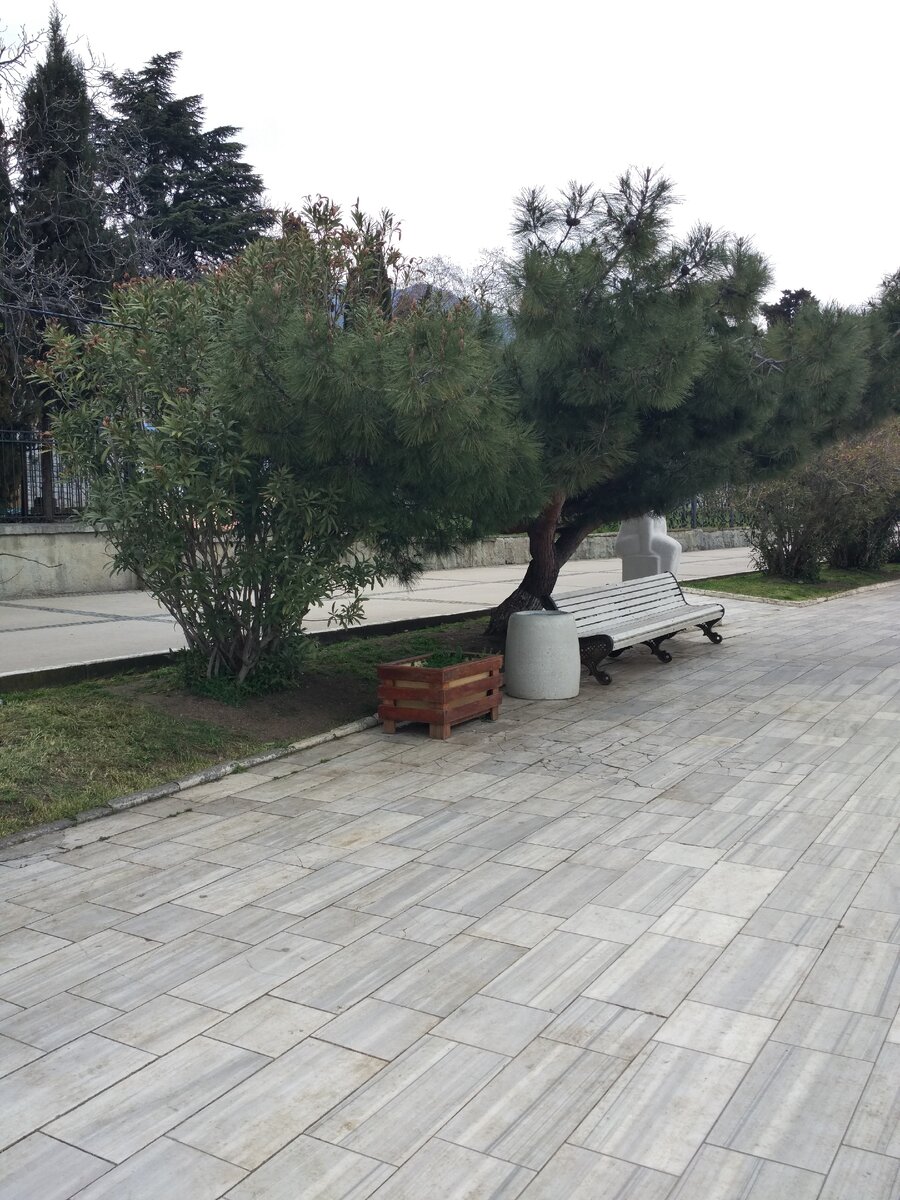 Скамейка на набережной Гурзуфа.