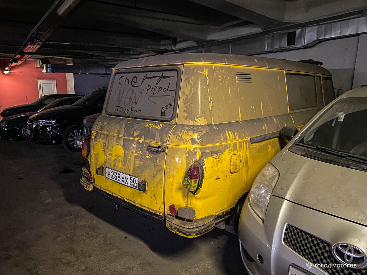 На крытом паркинке обнаружил редкий фургон Barkas с толстенным слоем пыли и  надписями | ГОРОД МОТОРОВ | Дзен