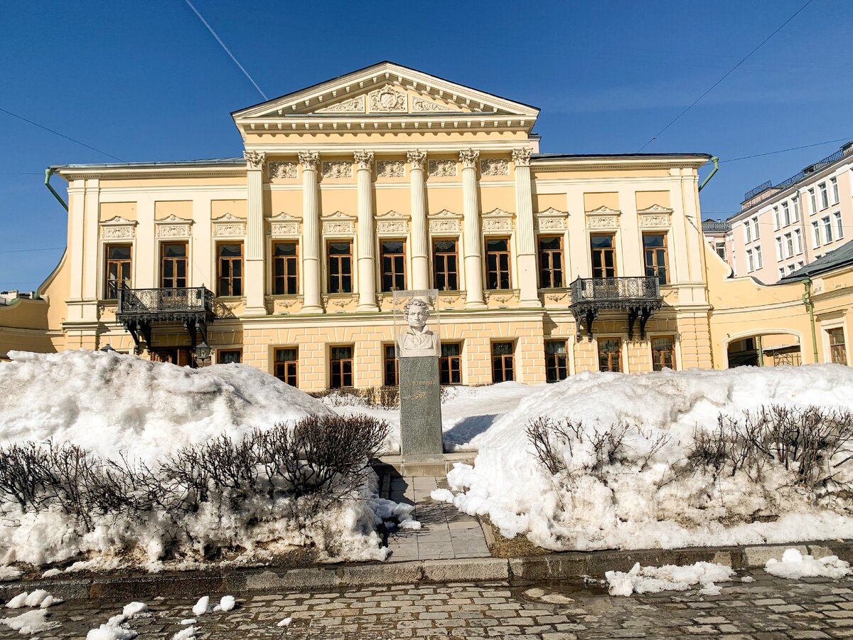 Библиотека читальня имени А.С. Пушкина занимает особняк начала 19 века. Фото автора