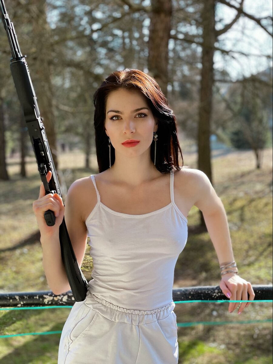 Актриса Ирина Правдивцева. фотосессия с АК-47