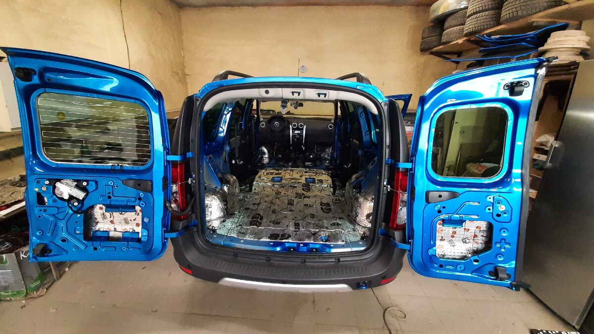 На полу stp gb 4, в дверях Шумофф Joker