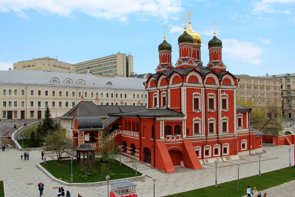 Знаменский храм. Москва парк Зарядье храмы. Храм в Зарядье в Москве. Храм в парке Зарядье. Храм у парка Зарядье.