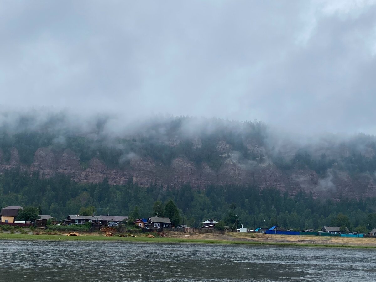 Шаманский утес (33 богатыря) вид с противоположного берега Иркута 