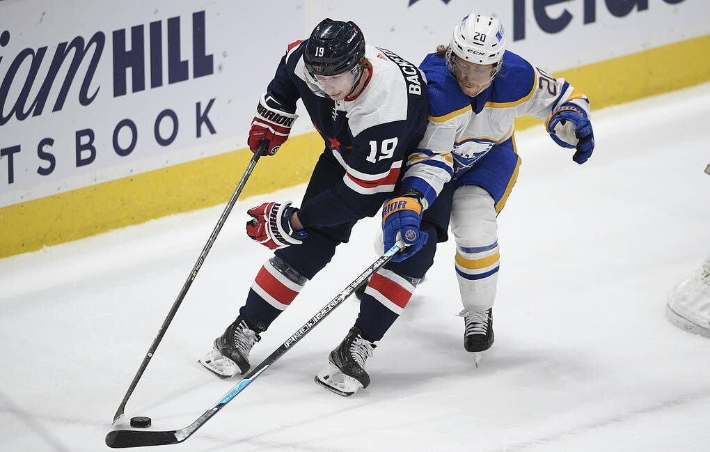 Бэкстрём в борьбе за шайбу с игроком "Баффало". фото: картинки яндекса. 