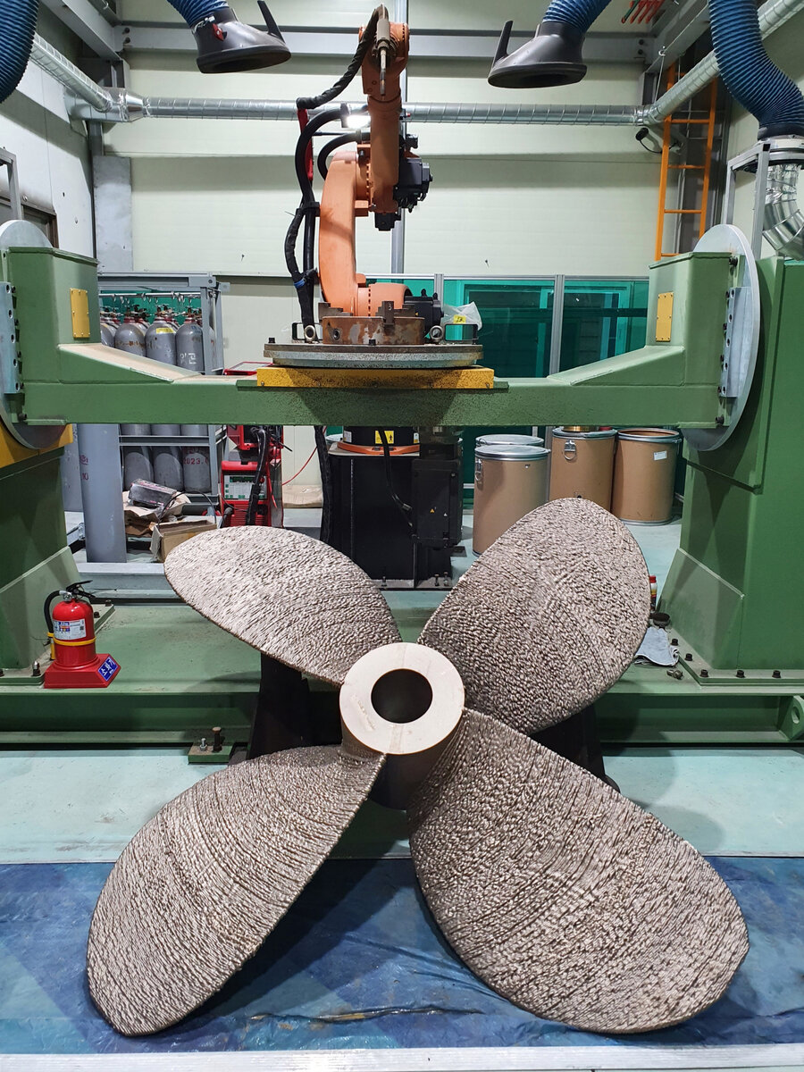 Двухметровый гребной винт, изготовленный с  помощью новоразработанной системы [Предоставлено Корейским институтом  производственных технологий]