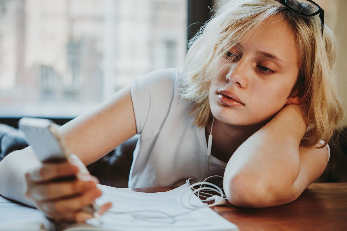 Прокрастинацией так же можно считать не только бездействие, но и умышленная замена предстоящей работы бесполезными делами: соцсети, компьютерный игры и т.п.