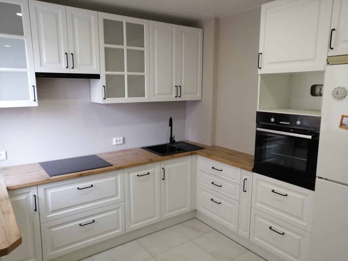 Чтобы начать ремонт на кухне в доме, потребуется правильно подготовить помещение, в котором будут выполняться работы. Лучше всего работать в совершенно пустом помещении. Перед началом ремонта необходимо снять со стен или демонтировать старую кухонную мебель, оборудование. В случае, когда кухня планируется использоваться в процессе ремонта, то следует соответствующим образом защитить мебель и технику от загрязнения и порчи. Лучше всего вынести их в другую комнату, чтобы они не мешали во время проводимых работ. Затем, на основе подготовленного заранее проекта интерьера, можно перейти к капитальному ремонту. Основой эффективного ремонта кухни станет правильное планирование всех работ. Их порядок имеет при этом большое значение, чтобы реализовать все идеи без лишних проблем. Вот список основных задач во время ремонта кухни. 1. Сантехнические работы.
Ремонт на кухне стоит начинать с выполнения необходимых монтажных работ, связанных с установкой электрической, водяной, канализационной, газовой, а также вентиляционной установок.
В состав монтажных работ входят:
• замена старых электрических проводов, чтобы подключить индукционную плиту и другие электроприборы;
• прокладка новых линий электропередачи;
• установка водно-канализационной системы, стиральных машин, холодильников;
• подключение газа;
• монтаж или изменение вентиляционной установки.
Стоит помнить о том, что сантехнические работы должны быть выполнены лицами, имеющие соответствующие полномочия. Это гарантия того, что они будут выполнены правильно, а готовые установки будут в безопасности.
2. Отделка стен.
После окончания монтажных работ можно начать отделку стен. Профиль работы связан с типом отделочных материалов. В первую очередь стоит подготовить стены — удалить с них старые материалы, выполнить заполнение полостей, грунтование поверхности. Больше всего времени занимает нанесение гипсовых штукатурок. Эффект от них является очень эстетичным, поэтому встречаются они во многих кухнях. Можно покрасить их разными красками, например, латексными красками, которые подходят для мытья, тогда можно будет легко стереть со стен возможные пятна. Меньше работы требуют обои — для кухни, стоит выбрать виниловые, которые выделяются устойчивостью к влаге и возможностью мытья. Для отделки стен возможно использовать также и другого рода материалы, например, кирпич. Имитация кирпича популярна, в первую очередь, в интерьерах в стиле лофт.
На этом этапе важна также соответствующая отделка пояса над столешницей, чтобы защитить это место от грязи и упростить его очистку. Используется, в основном, керамическая плитка, стеклянные панели, а также моющиеся обои. Если отделки требует также потолок, то выполняются необходимые работы по отделке, это может быть покраска потолка, монтаж подвесного потолка. Когда необходимо заменить внутренние двери, также, стоит выполнять работы при ремонте стен.
3. Настил полов.

Для кухни, как правило выбирается керамическая плитка. Сейчас очень популярна плитка больших форматов, мозаики, бетонные плитки, имитирующие древесину, с марокканскими, восточными узорами, которые поражают богатством деталей. Другой вариант — это ПВХ. Напольное покрытие просто раскладывается на полу и подрезается. В кухнях все чаще можно увидеть также панели для пола. Отличное предложение — это виниловые панели, которые устойчивы к воздействию влаги. Когда на кухне должны быть уложены ламинированные панели, то следует систематически удалять влагу.
4. Монтаж мебели.
Когда работы, связанные с отделкой стен, потолка и полов уже за плечами, то в этот момент проходит время для монтажа мебели. Монтаж можно провести самостоятельно или его выполняет компания, которая подготовила кухню на заказ. Стоит помнить о том, что чем сложнее конструкция кухни, тем монтаж занимает больше времени. Чаще всего это около 1-7 дней непрерывной работы наряду с подключением всех установок.
Готовая мебель потребует сборки. Стоит также забронировать больше времени на эти работы. Для монтажа понадобятся инструменты:
• отвертки или шуруповерт;
• молоток;
• уровень.
Когда на стенах должны висеть шкафчики, полки, то необходимо подготовить крепления. Стоит принять во внимание прохождение электропроводки. Если не известно в каких местах находятся провода, то следует использовать специальный детектор.
5. Бытовая техника.
Наряду с размещением мебели необходимо смонтировать бытовую технику. Работа в этом направлении зависит от того, является ли оборудование, отдельно стоящим или встроенным. Бытовая техника должна быть правильно смонтирована, а затем подключена в соответствии с инструкциями производителя и стандартами. Следует помнить о том, что подключение газового оборудования должно быть сделано специалистами, имеющими на это право. На данном этапе выполняется монтаж кухонной мойки и смесителя.
6. Освещение.
Эти работы, как правило, выполняется в конце, но когда планируется натяжной потолок с о светодиодными лампами, то проводятся они на этапе отделки потолка. Необходимо правильно подключить освещение к сети. Когда нет знаний на эту тему, то лучше доверить работы опытному электрику.
7. Последние работы — уборка.
Когда практически все работы на кухне, они уже выполнены, то начинается последний этап, то есть уборка на кухне, заполнение шкафов оборудованием, продуктами питания, декорирование интерьера. Стоит потратить время на тщательную очистку кухни, особенно от пыли и следов, оставшихся после отделочных работ.
