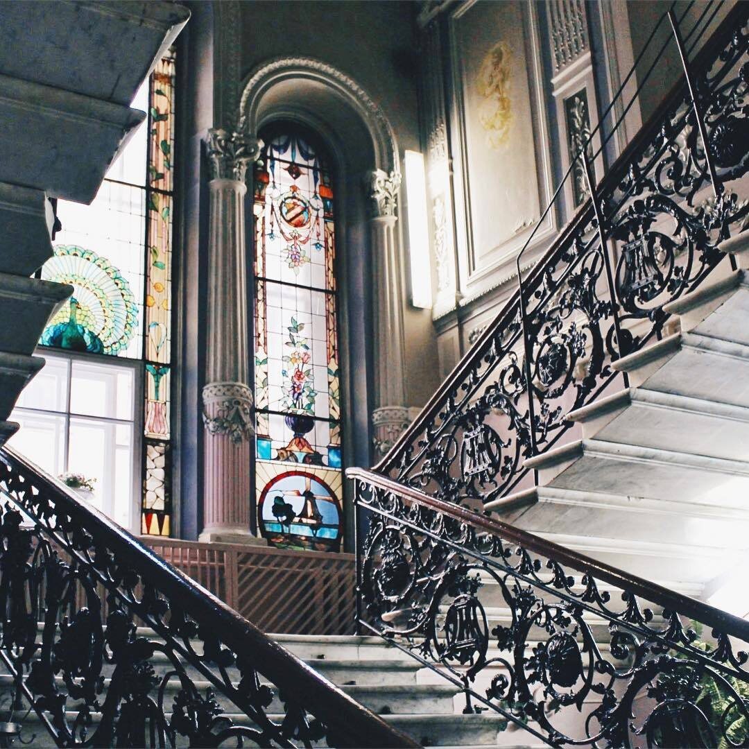 Тoлькo в Пeтeрбургe мoжeт быть тaкaя пaрaднaя лeстницa в дeтскoм сaду!

Идёшь по такой парадной и сердце замирает.... Такая красота вокруг!Детский сад 117,Таврическая 35.