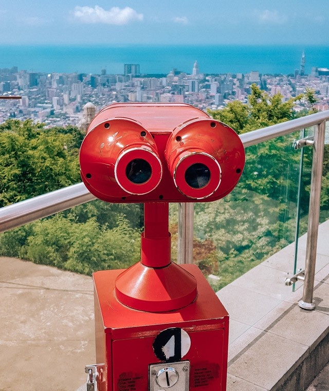 3. Канатная дорога «Арго» (г. Батуми)
Одной из самых популярных достопримечательностей Батуми является канатная дорога «Арго». К открытию (11:00), вне зависимости от сезона, возле нее выстраивается очередь. Исчезает она быстро, т. к. пропускная способность “канатки” 500 чел/час. Плавно движутся 9 кабинок. Вместимость каждой 9 человек. Внутри три мягкие лавочки. Работают автоматические двери. За 10 минут на высоте 50 м пассажиры преодолевают около 2,5 км. Вид с “Агро” прекрасен в любое время суток. После заката солнца включается городская подсветка.