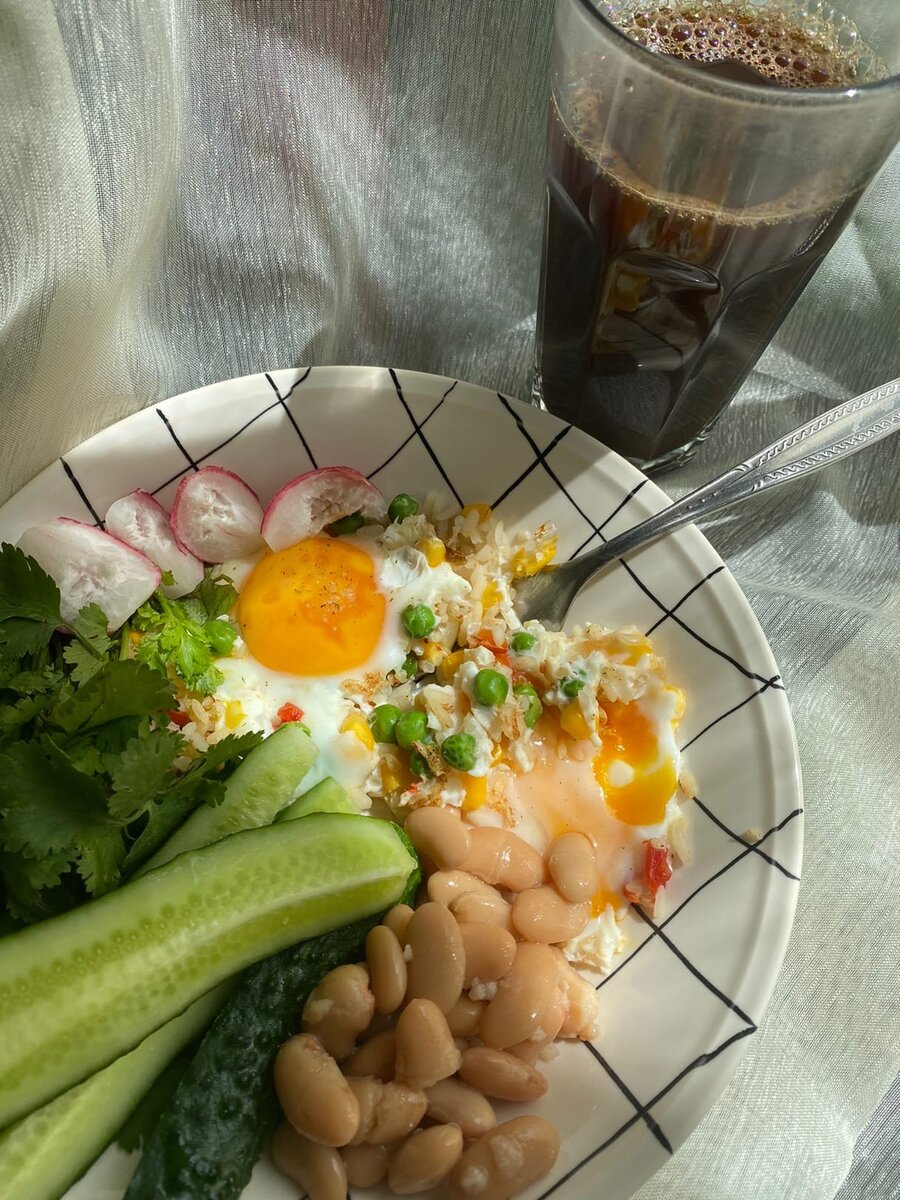 Яичница со смесью замороженных овощей+консервированная фасоль, свежий огурец,редис и кинза.