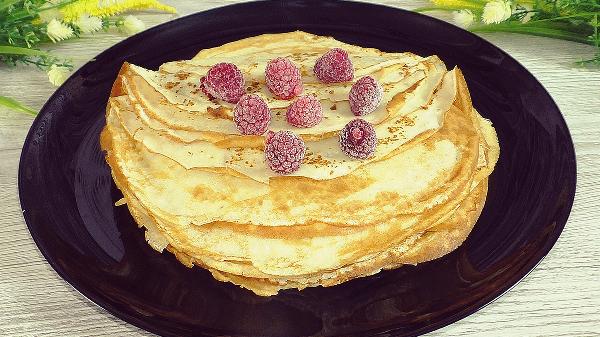Творожный блин на сковороде рецепт. Творожный блин на сковороде. Творожные блины. Блин из творога на сковороде. Блины толщина.