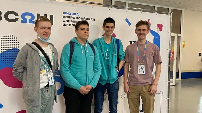 Победители и призеры заключительного этапа ВсОШ-2021 по физике из Бийска. 
Фото: Бийский лицей-интернат Алтайского края 