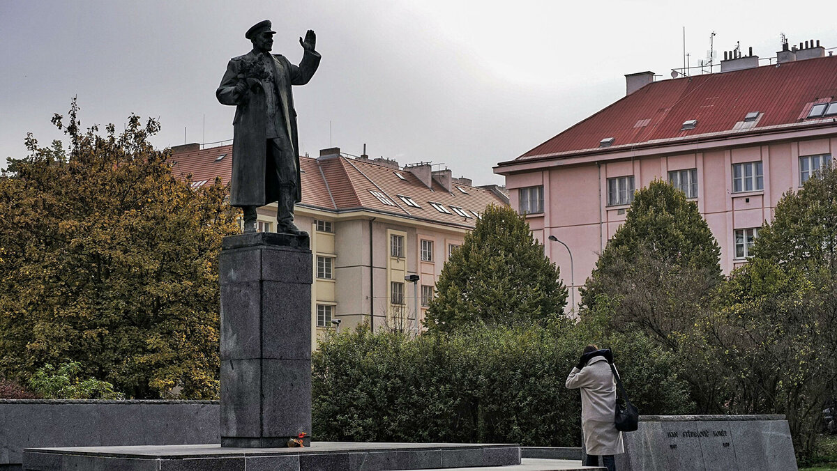 Памятник маршалу Коневу в Праге (сегодня памятник демонтирован по решению властей)