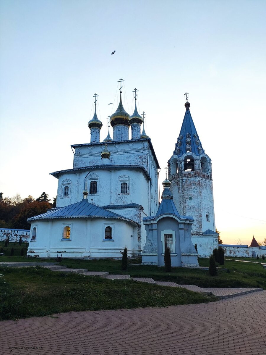 Фото автора Территория Свято-Троицкого Никольского монастыря