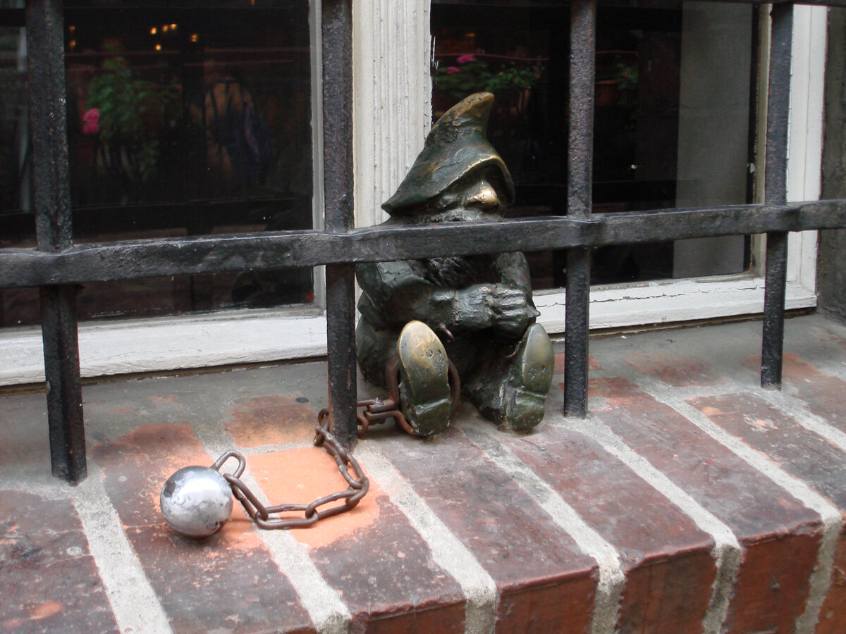 Гном-заключенный.