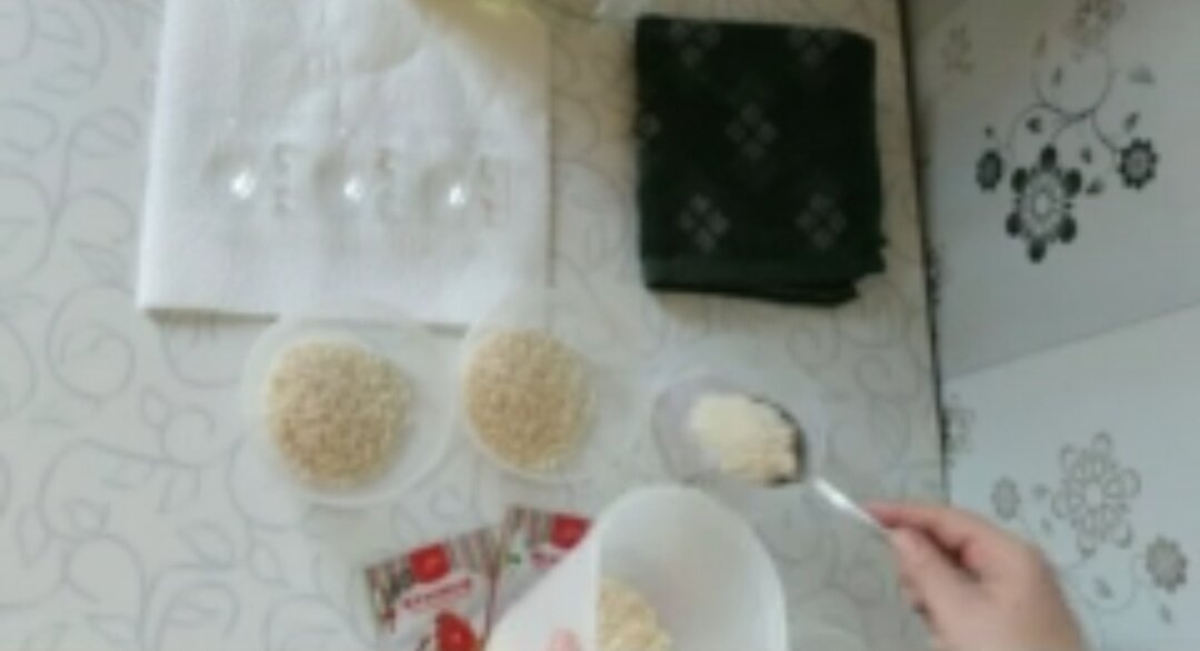 Насыпаем в каждый контейнер по 2 ст.л. риса