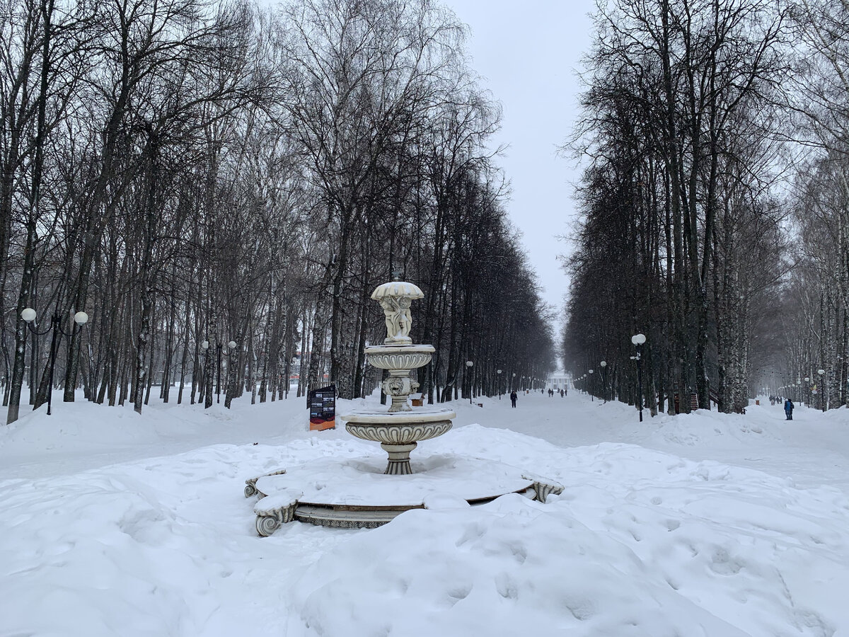 Фонтан на центральной аллее парка