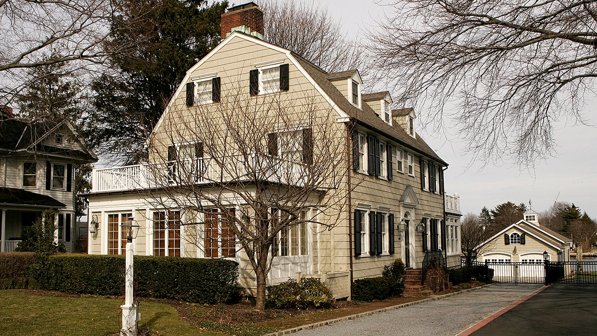 плоское здание в томске. тот самый дом. кирочная 24 парадная. кирочная 57. тот самый дом.